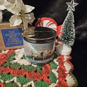 NWT Bath & Body Works Tree Farm 3-wick Candle - Green and Silver
